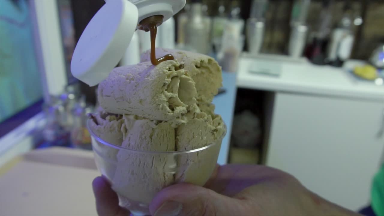 Gelato al caramello guarnito