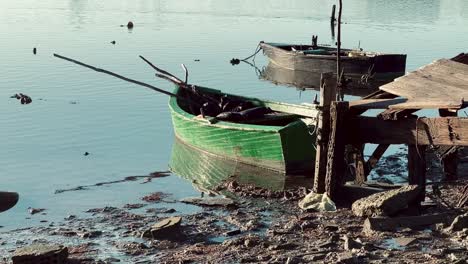 Statische-Aufnahme-Eines-Verankerten-Bootes-Am-Sandstrand-Von-Barbate,-Spanien