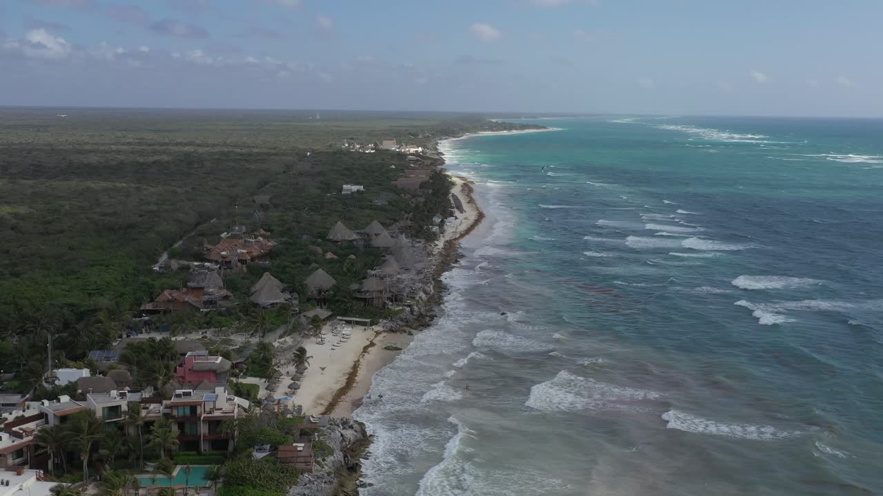 toma aérea en ángulo alto de la idílica costa de tulum en méxico - agua de color turquesa, playa de arena y paisaje verde en el fondo