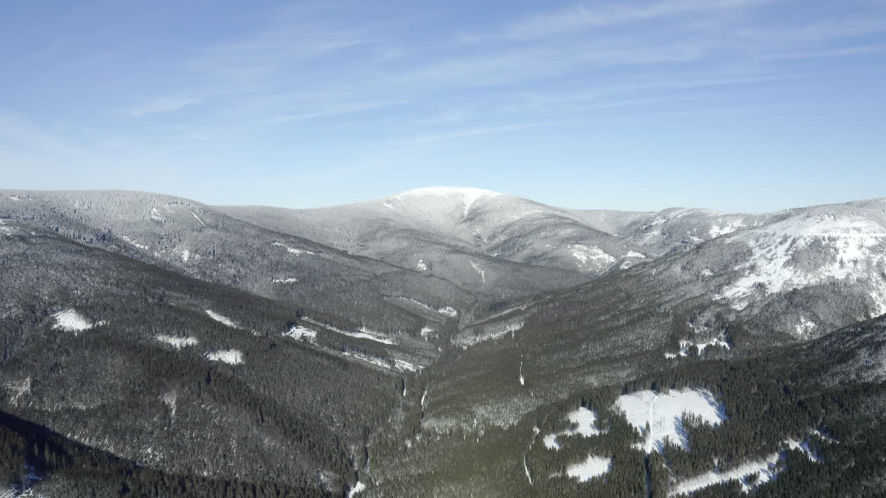valle de la montaña jeseniky en chequia,bosques bajo la nieve en invierno