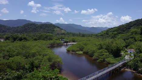 vista aérea sobre un puente en el río sahy, en la soleada barra do sahy, brasil