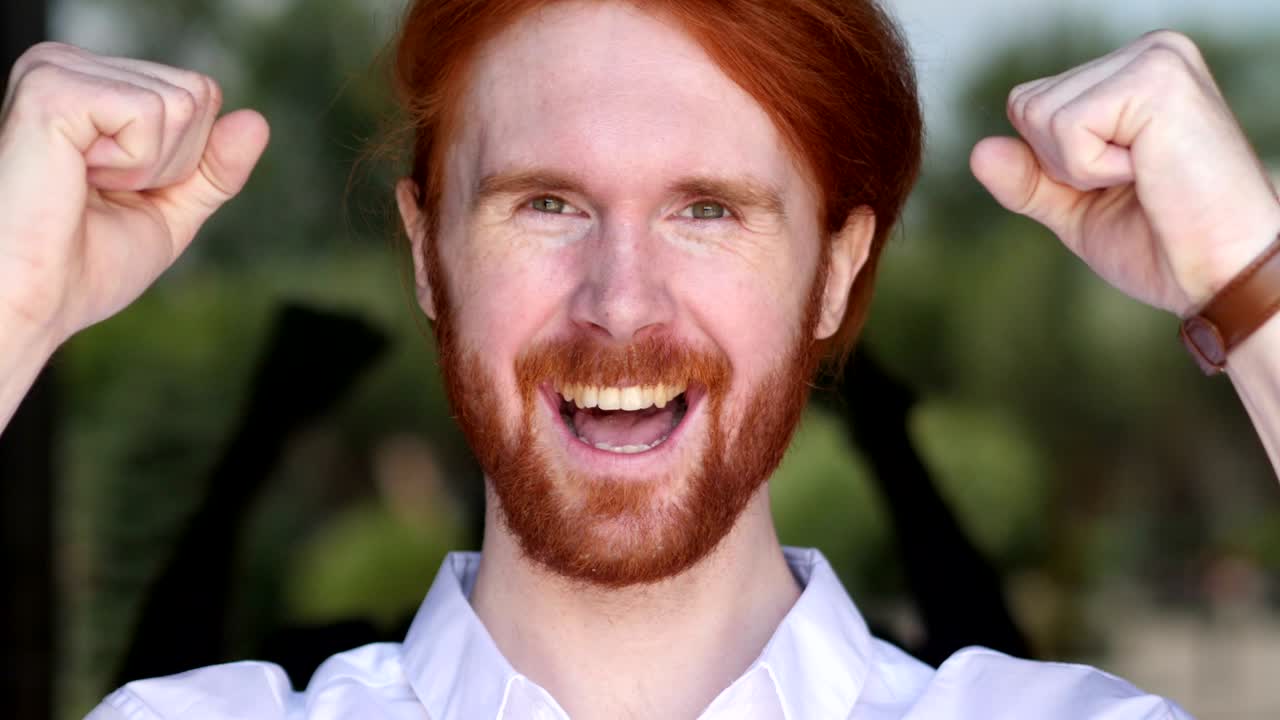 디자이너가 오피스에서 성공을 축하하는 제스처