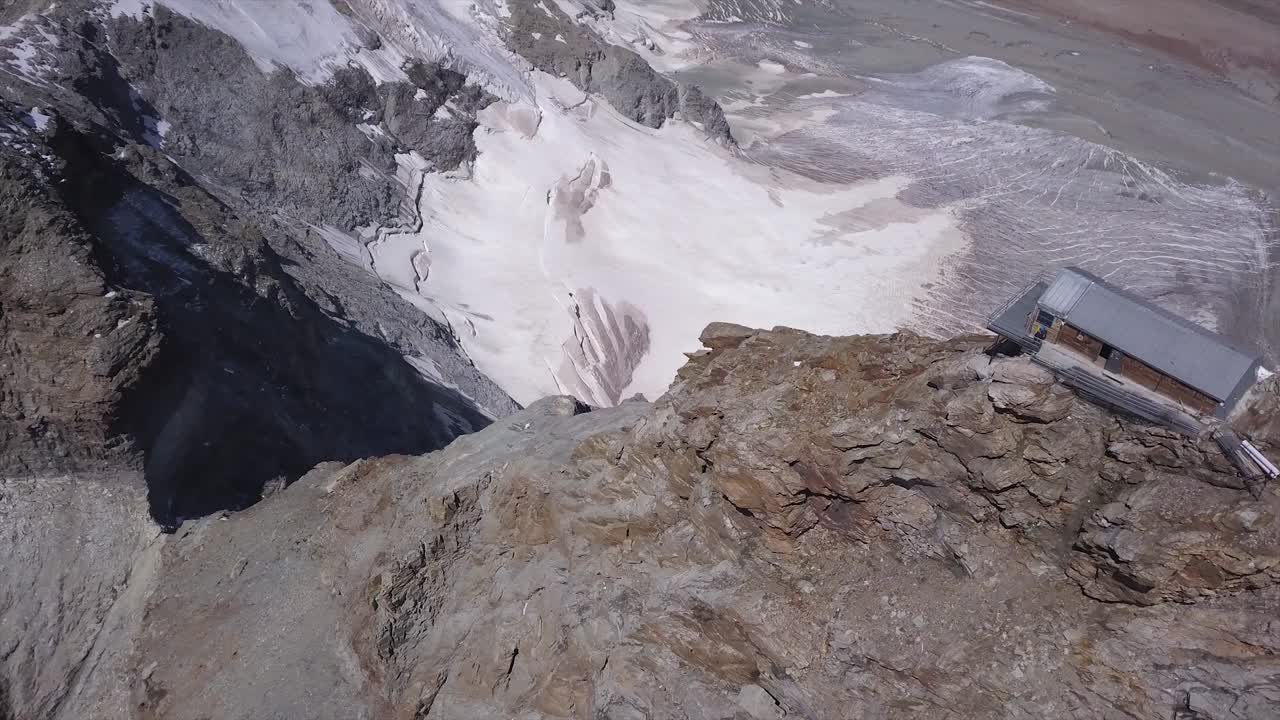 vista aérea desde el dron del refugio jean-antoine carrel, una parada de descanso para escalar montañas en los alpes a gran altura en el valle de aosta, italia cerca del pico matterhorn