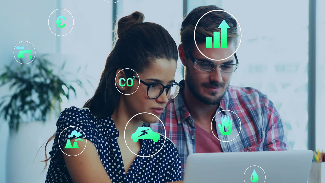 animación de iconos ecológicos y procesamiento de datos sobre diversas personas de negocios en la oficina