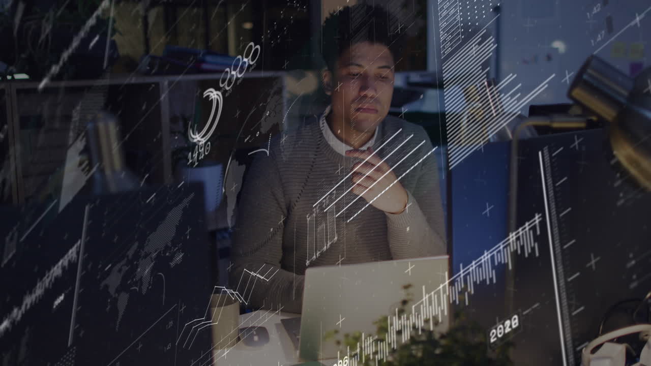 사무실에서 늦게 일하는 노트북을 사용하는 사려 깊은 두 인종 남성에 대한 데이터 처리의 애니메이션