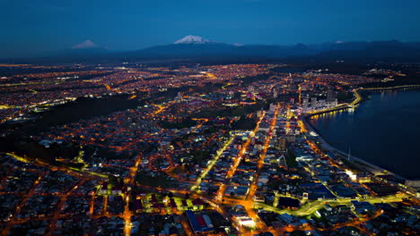 Zeitraffer-Aus-Der-Luft-über-Puerto-Montt-City-Im-Morgengrauen,-Der-Die-Abendlichter-über-Der-Küstenstadt-Zeigt