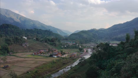 tomada aérea de drones del espectacular paisaje de las montañas verdes en sapan ubicado en dong phaya