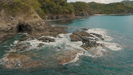 Volando-Alrededor-De-La-Pintoresca-Playa-En-La-Provincia-De-Guanacaste,-Costa-Rica---Toma-Aérea-De-Drones