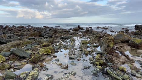 una hermosa playa en dana point, california