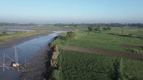 Ackerland-Mit-Sumpfigem-Sumpfgebiet-Und-Landwirtschaftlichem-Land-Auf-Dem-Land-In-Indien