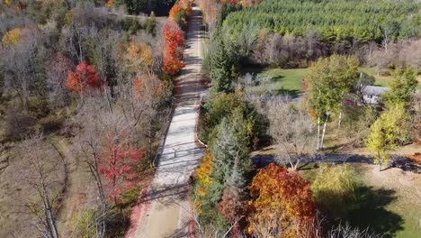 Hermoso-Paisaje-De-Ontario-Durante-Los-Colores-Del-Otoño,-Toma-Aérea-De-Establecimiento