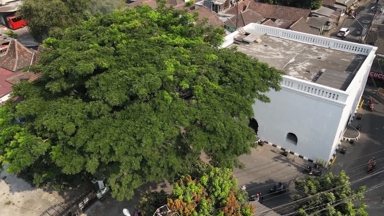 vista aérea, kandang menjangan o panggung krapayak, que es parte del eje imaginario del palacio de yogyakarta, se ve elegante con sus paredes blancas
