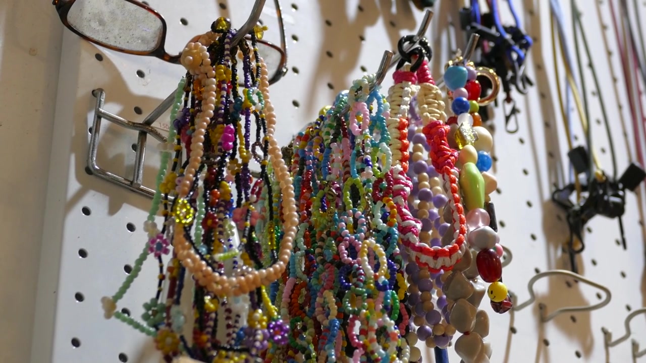 Esposizione di Braccialetti di Perline Colorati in Negozio