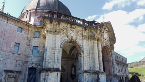 Vista-Aérea-De-Drones-Del-Santuario-De-San-Ignacio-De-Loyola-En-El-Pueblo-De-Azpeitia,-País-Vasco