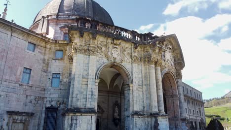 vista aérea del santuario de san ignacio de loyola en el pueblo de azpeitia en el país vasco