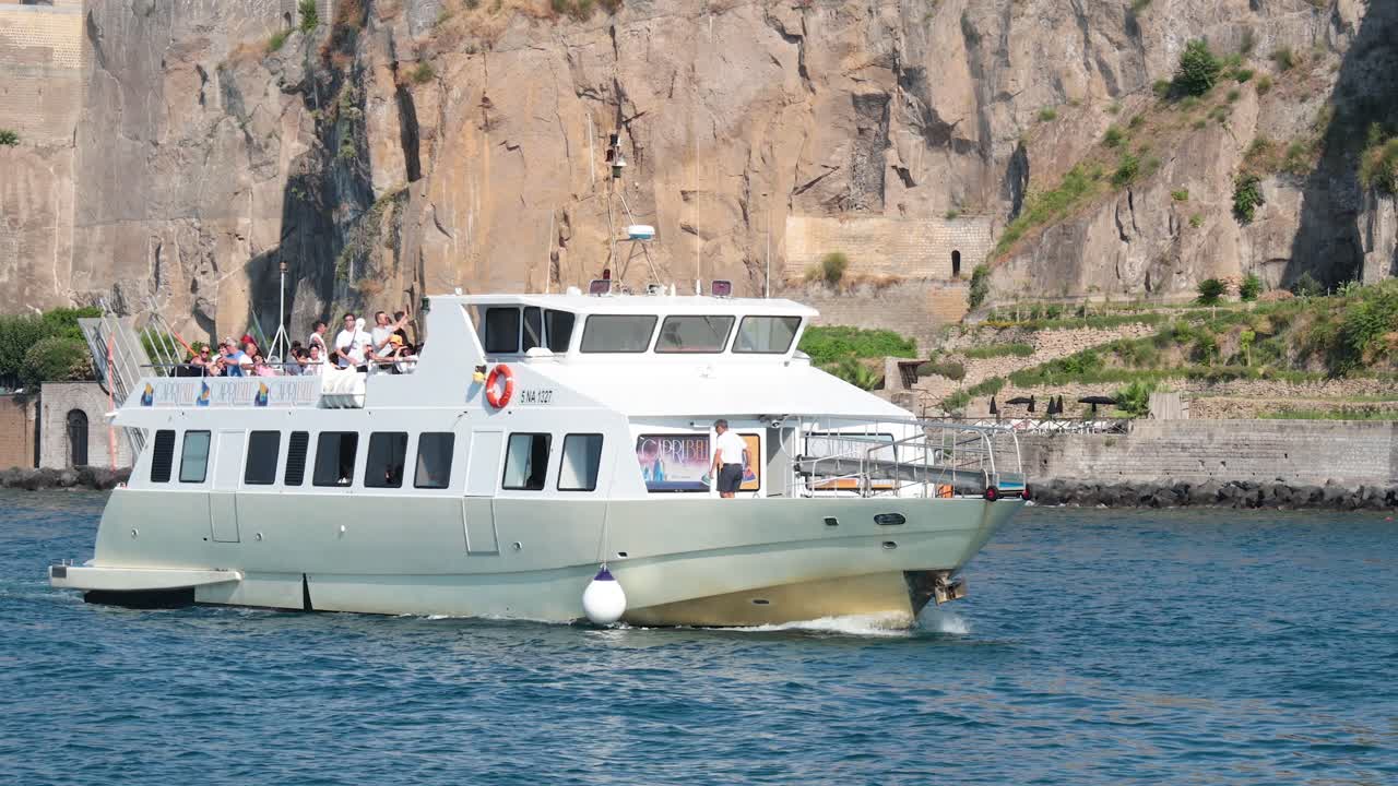 barco de crucero a lo largo de la costa rocosa de nápoles