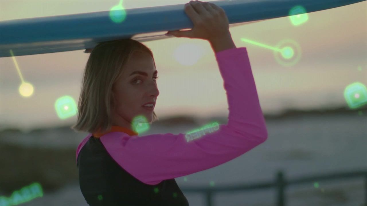 Il bagliore del tramonto fa sì che un surfista tenga la tavola da surf sopra la testa, girando il viso verso la telecamera, in cerca di calma.