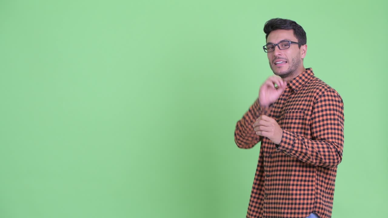 joven y guapo hombre hispano hipster