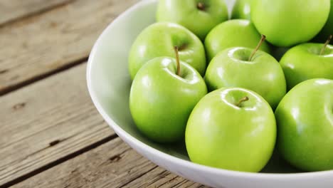 manzanas verdes dispuestas en un cuenco