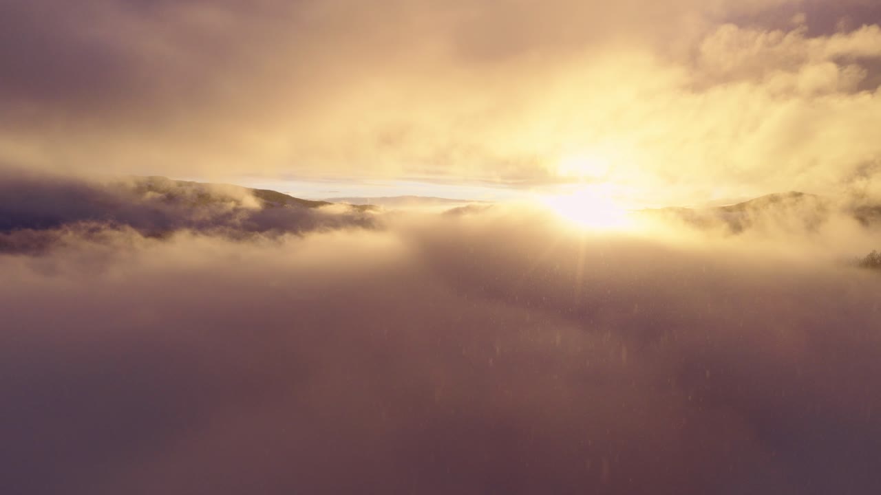 Sole dorato che splende su nebbia e nuvole In