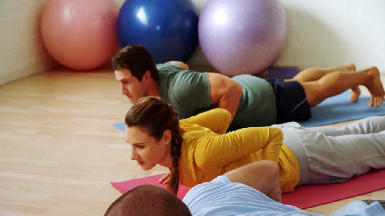 grupo de personas haciendo yoga 4k