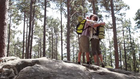 jovem casal de caminhantes felizes caminhando