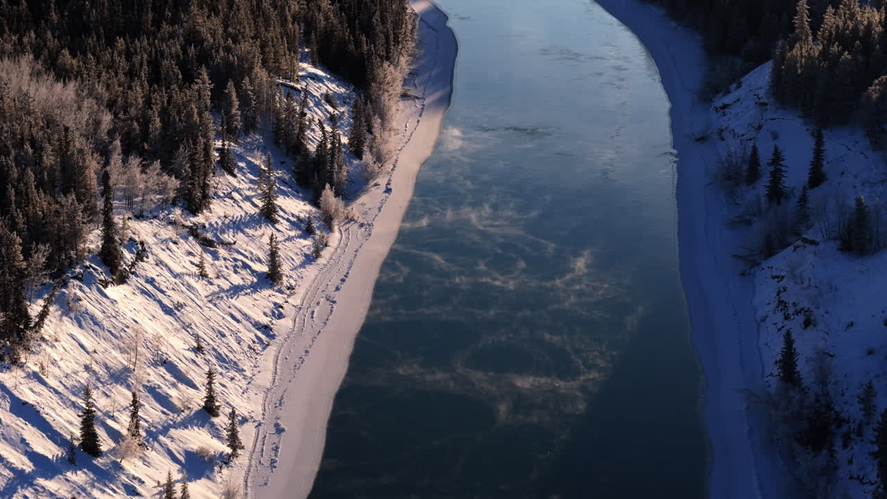 el río yukon durante el invierno en canadá - fotografía aérea de un avión no tripulado