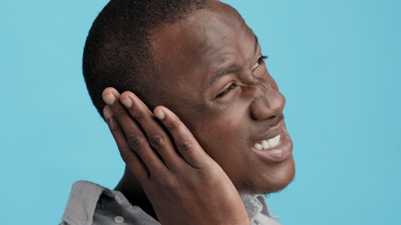 hombre con dolor de oído