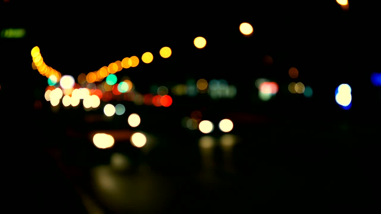 luces desenfocadas calle de los ángeles resumen. fondo borroso de la ciudad. círculos de bokeh en movimiento del tráfico nocturno.