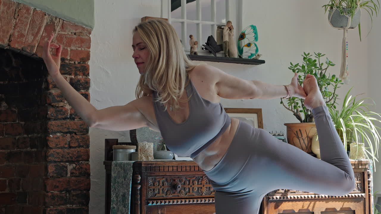 집에서 요가를 하는 여자