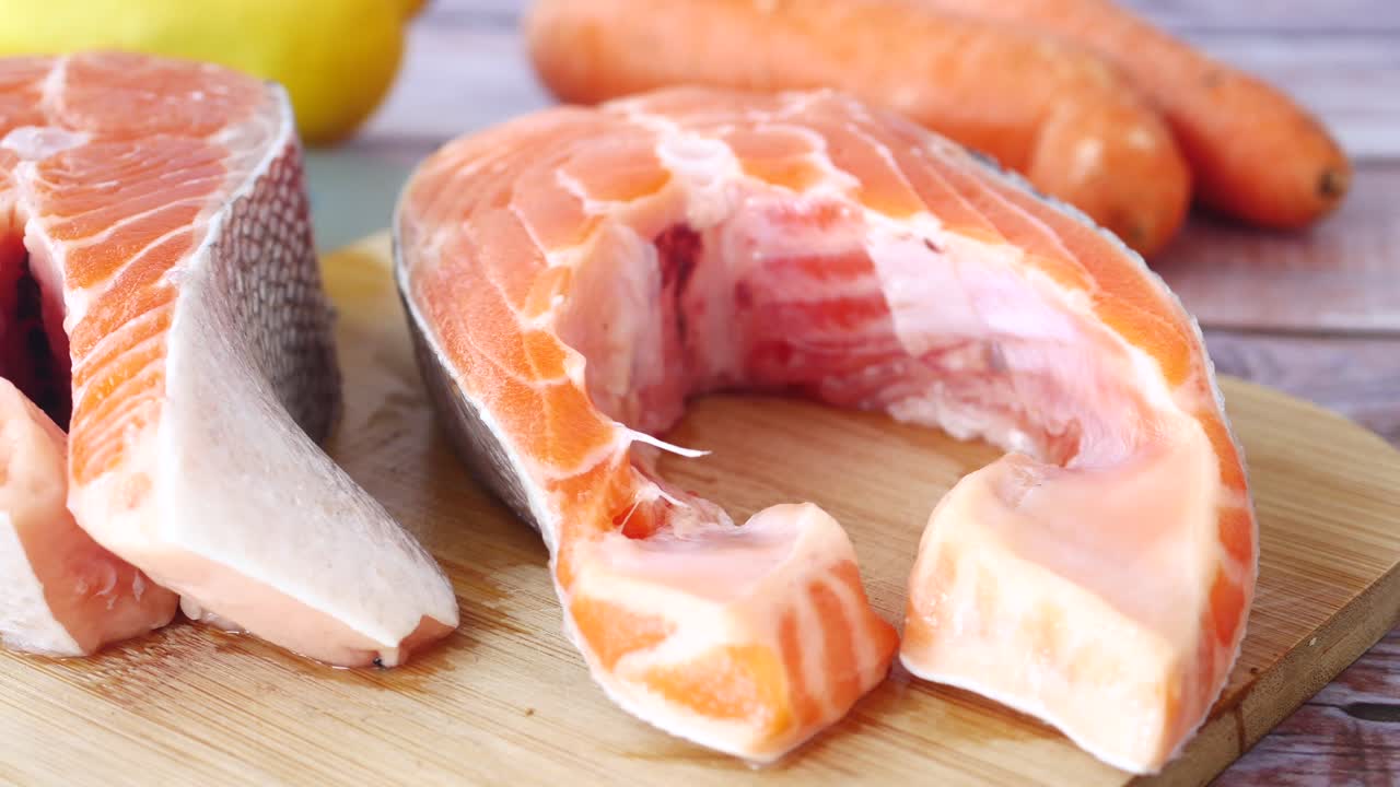 filetes de salmón fresco con zanahorias y limón