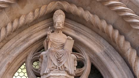 Die-Skulptur-Des-Heiligen-Markus-Segnet-Die-Fassade-Der-Kathedrale-Von-Korcula