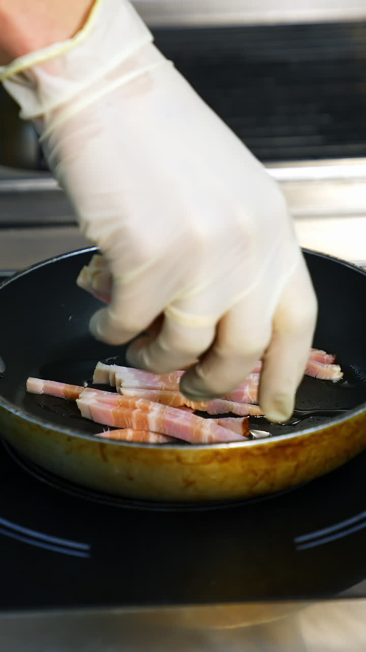 cocinando tocino en una sartén