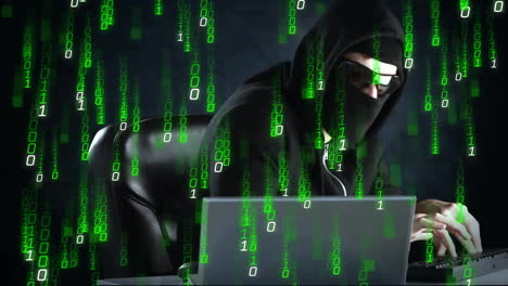 hacker con capucha usando una computadora portátil sobre una animación de código binario verde