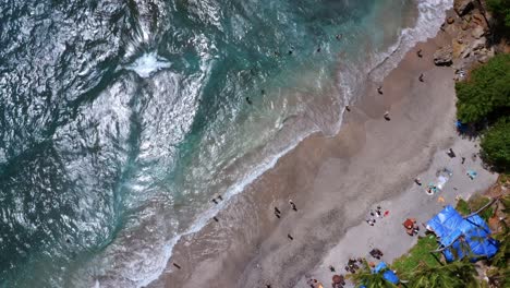 Vista-De-Pájaro-Sobre-La-Playa-De-Crystal-Bay-En-Nusa-Penida,-Bali,-Indonesia---Disparo-De-Drone