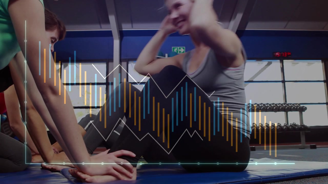 Gruppe af kvinder laver sit-ups i et fitnesscenter med data-overlay