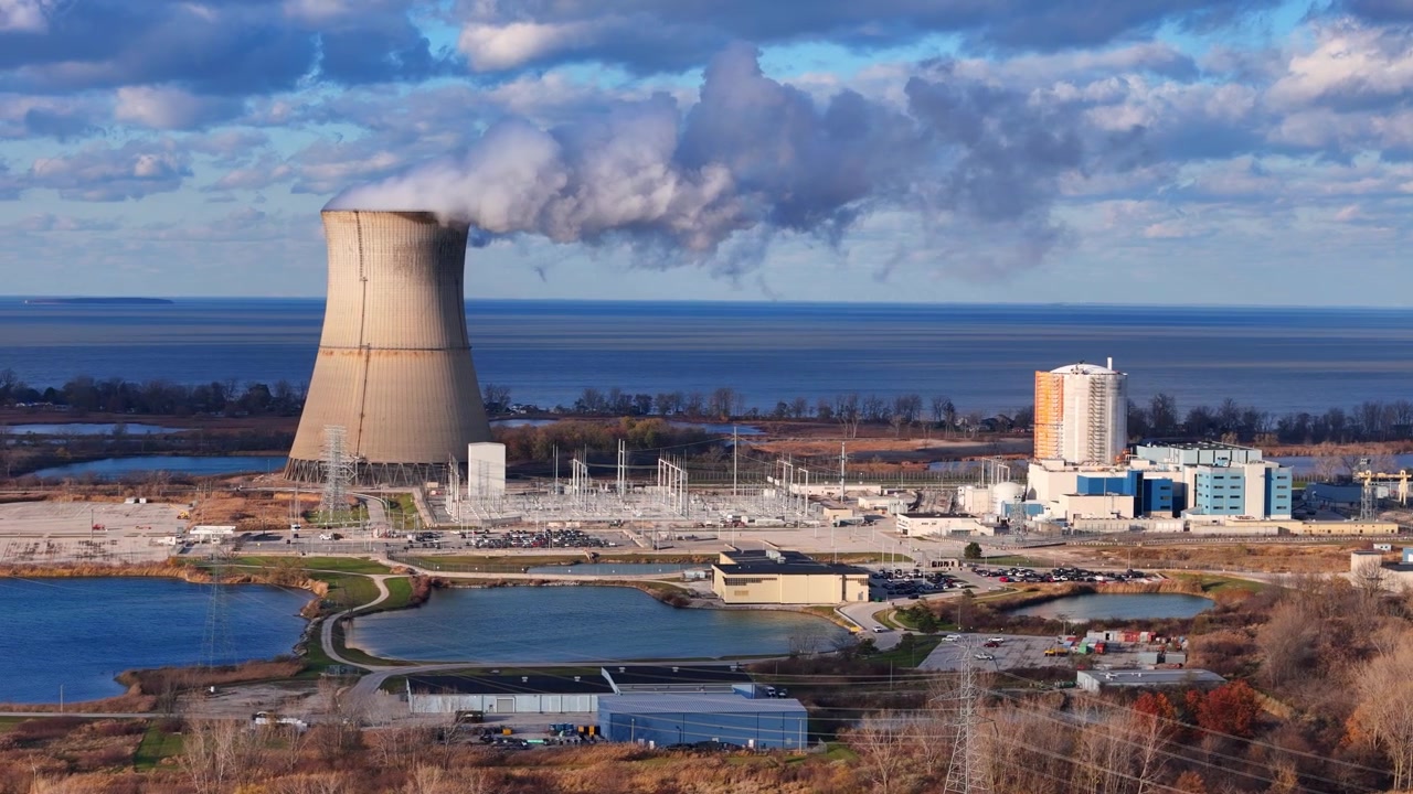 Stoupající pára z chladicí věže jaderné elektrárny Davis-Besse v Oak Harbor, Ohio