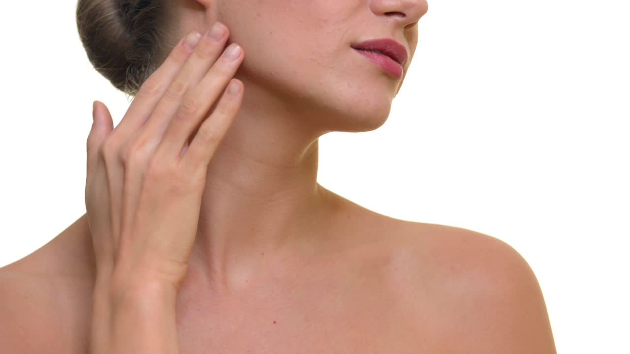 mujer de piel clara haciendo concepto de cuidado de la piel