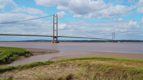 Luftdrohnenvideo-Zeigt-Die-Humber-Bridge:-Die-Zwölftgrößte-Hängebrücke-Der-Welt,-über-Dem-Fluss-Humber,-Der-Lincolnshire-Mit-Humberside-Mit-Verkehr-Verbindet