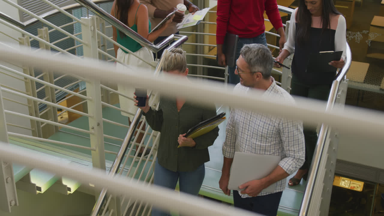 다양한 남성과 여성 비즈니스 동료가 이야기하고 고 있습니다.