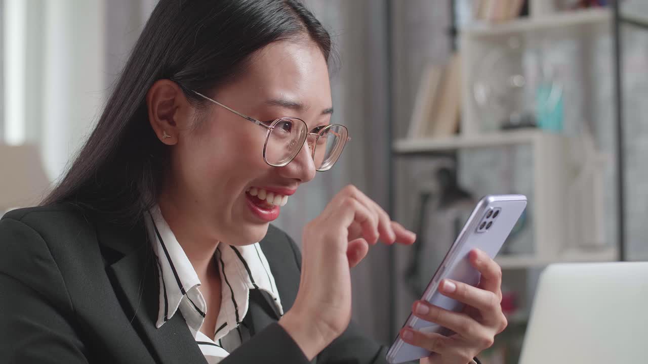 사무실 책상 에서 스마트폰 을 사용하는 사업가