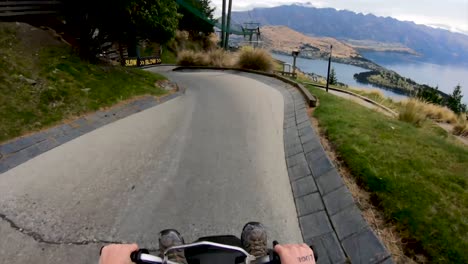 bajando la montaña en queenstown, nueva zelanda