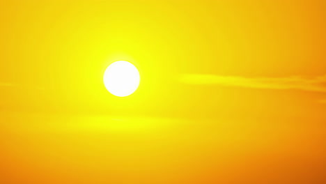 Die-Blendend-Leuchtend-Gelbe-Sonne-Geht-Bei-Sonnenuntergang-Durch-Die-Wolken-Und-Verschwindet-In-Einer-Dunklen-Dämmerung---Zeitraffer