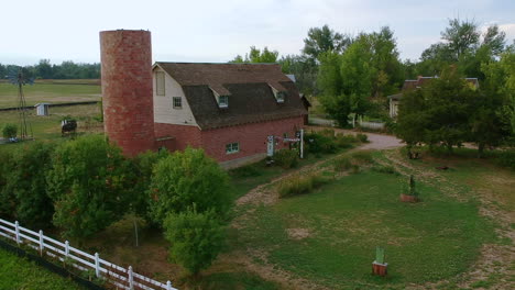 Barn-house-with-flags