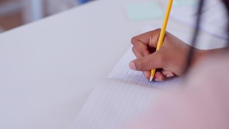estudiante, mano y escritura en el cuaderno