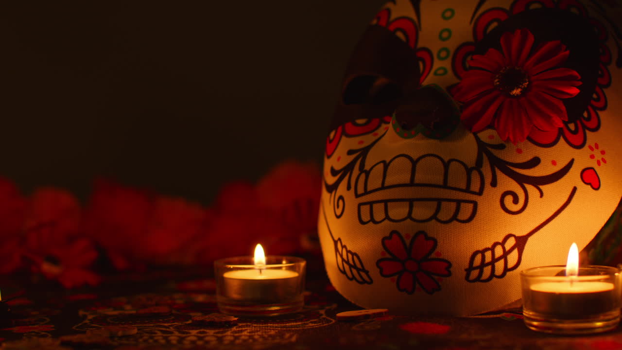 vida muerta de máscara de cráneo decorada rodeada de velas y flores celebrando la fiesta mexicana de dia de muertos o día de los muertos contra un fondo oscuro 2