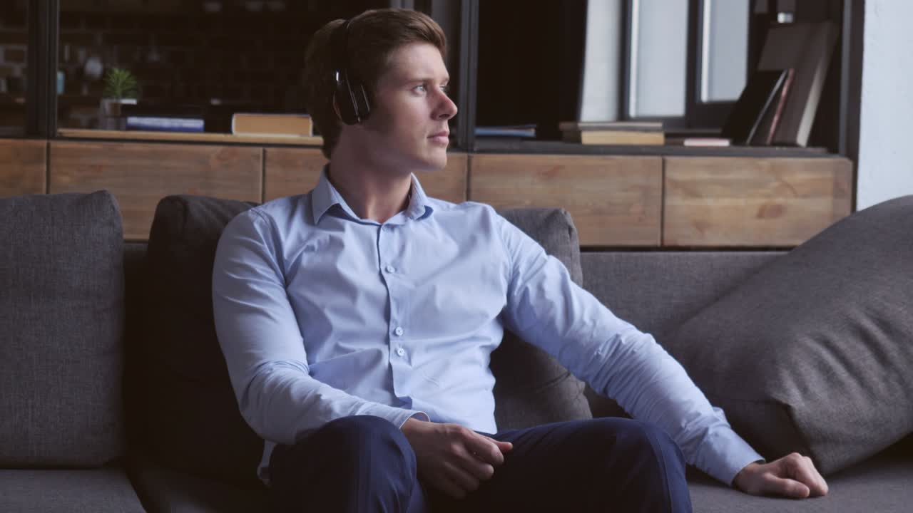 평평하게 노래를 듣는 남자.