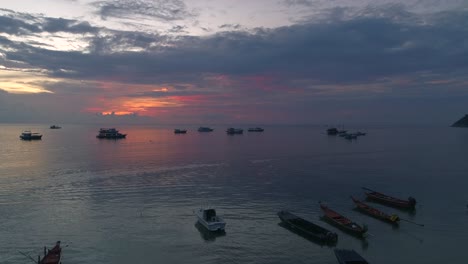 Sonnenuntergangsstrandszene-Mit-Booten