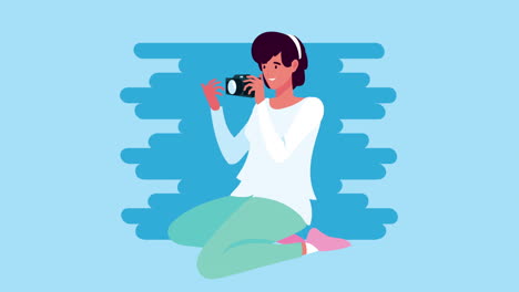 fotógrafa tomando una foto sentada