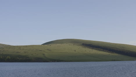 lago tabatskuri con fondo escénico de montaña en georgia